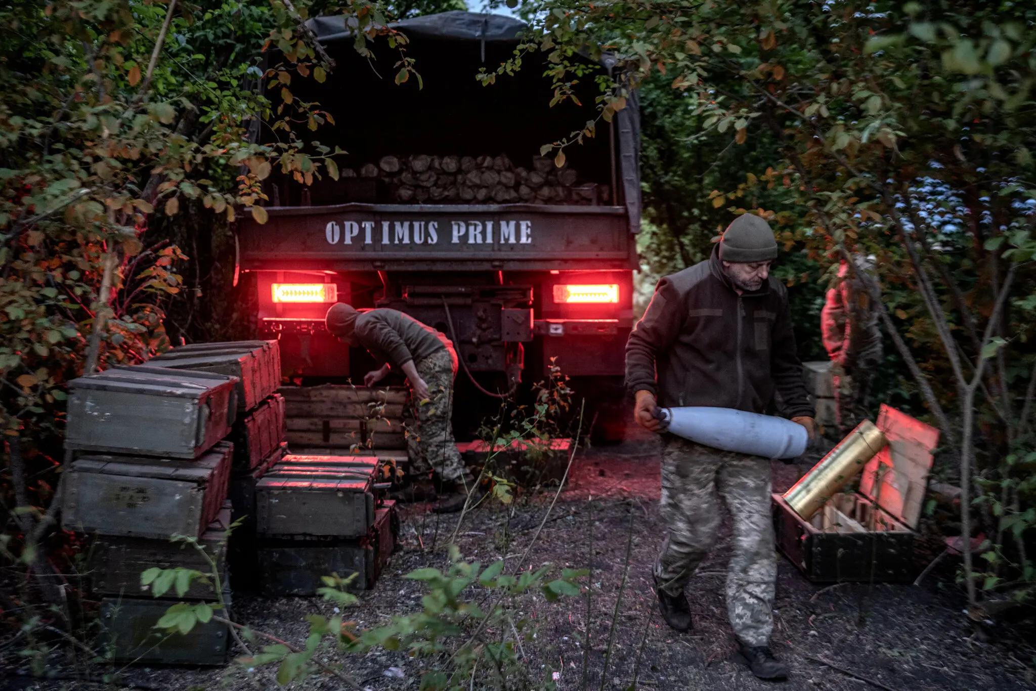 Артилерійський розрахунок розвантажує боєприпаси на вогневій позиції біля міста Вовчанськ